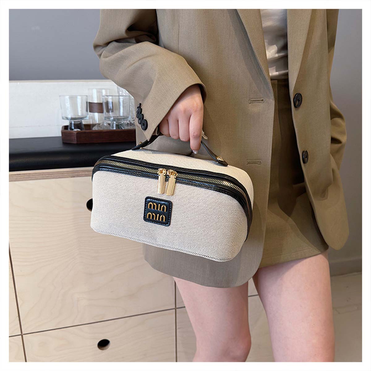 Luxury Skin Care - Retro light luxury simple canvas hand-held